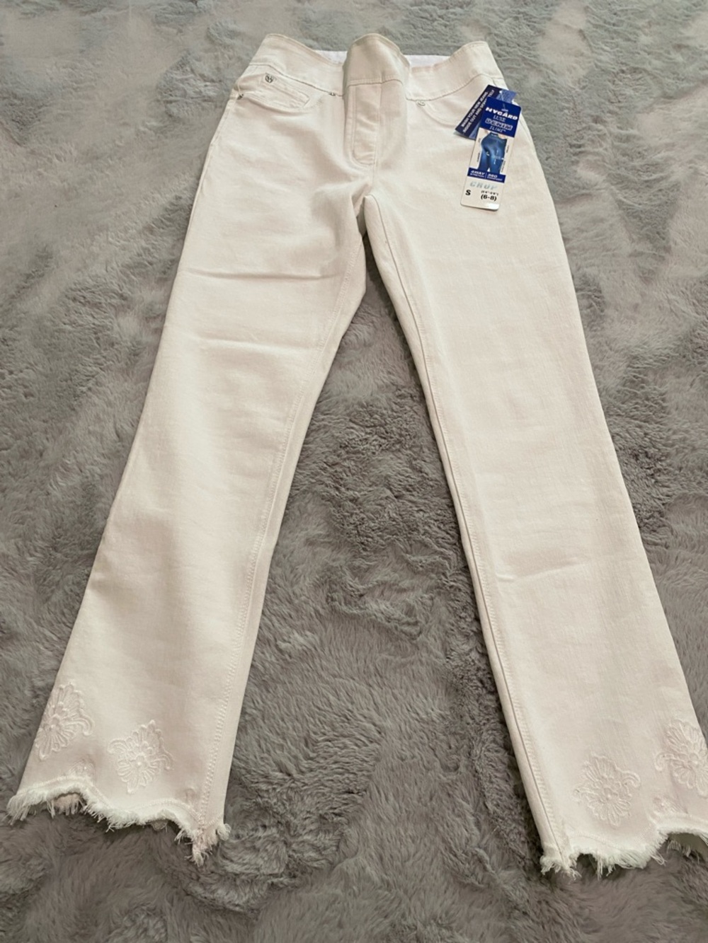 NyGard Luxe Denim Slim White Straight-Leg Jeans with Embroidered Fringe Hem